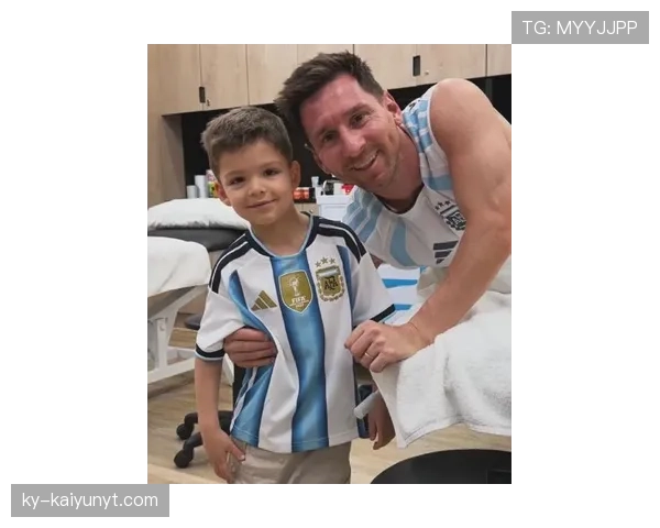 梅西带娃在自家后院踢球，后院那座迷你球场和停着的豪车把我看懵了