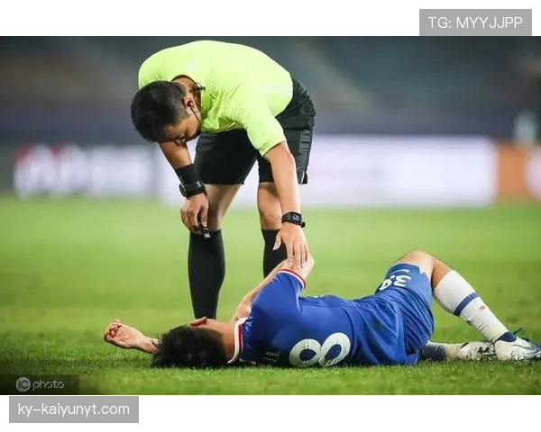 犯规判定以不合理身体接触为准，裁判以接触强度与阻碍意图判断